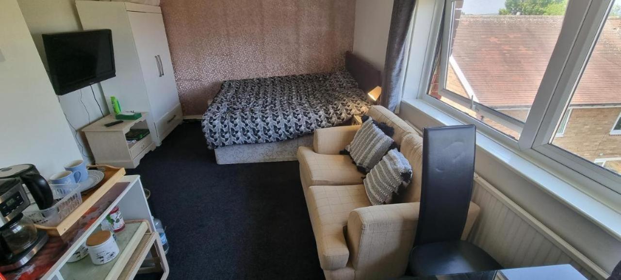 Spacious Room With Kichenet Rotherham Bagian luar foto